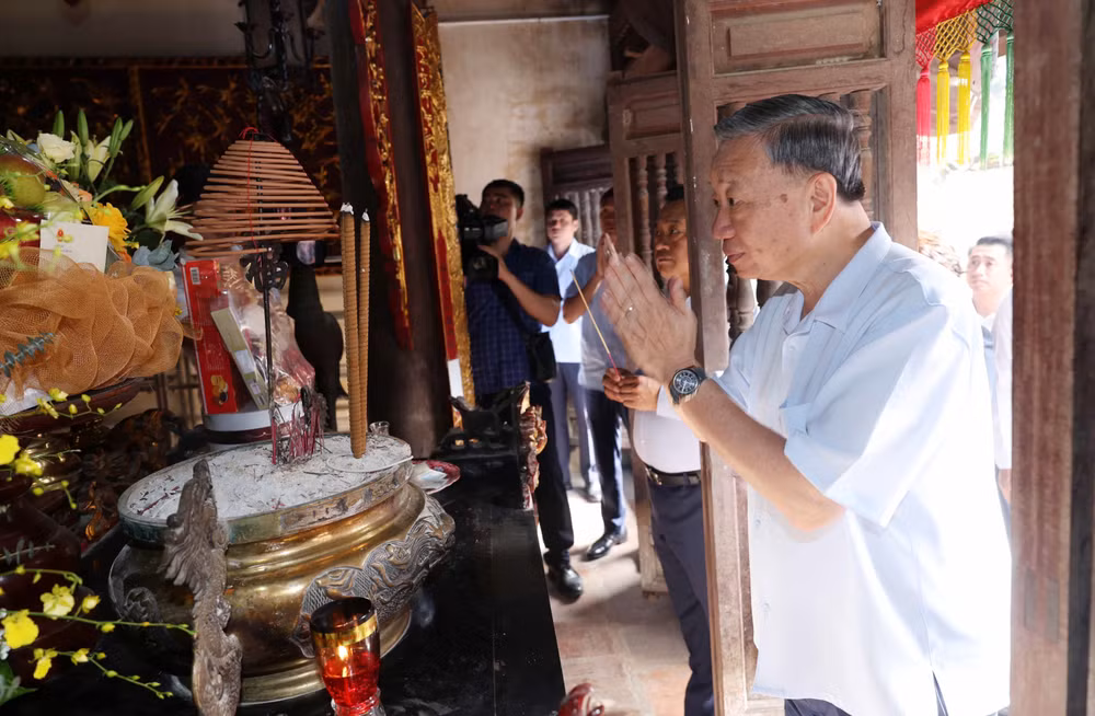ttxvn_chu_tich_nuoc_to_lam_tham_nhan_dan_lang_co_duong_lam_son_tay_ha_noi_3.jpg