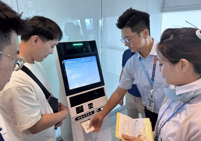 Nhà ga Quốc tế Đà Nẵng triển khai dịch vụ Self check-in kiosk đầu tiên ảnh 1