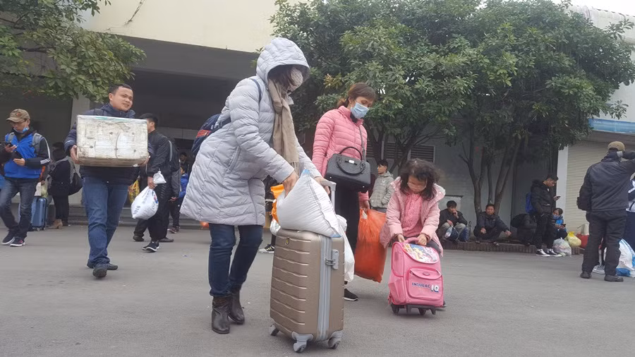 Hà Nội: Bến xe đông nghẹt người sau kỳ nghỉ Tết Dương lịch ảnh 3