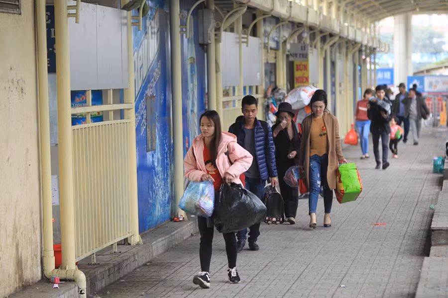 Hà Nội: Bến xe đông nghẹt người sau kỳ nghỉ Tết Dương lịch ảnh 2