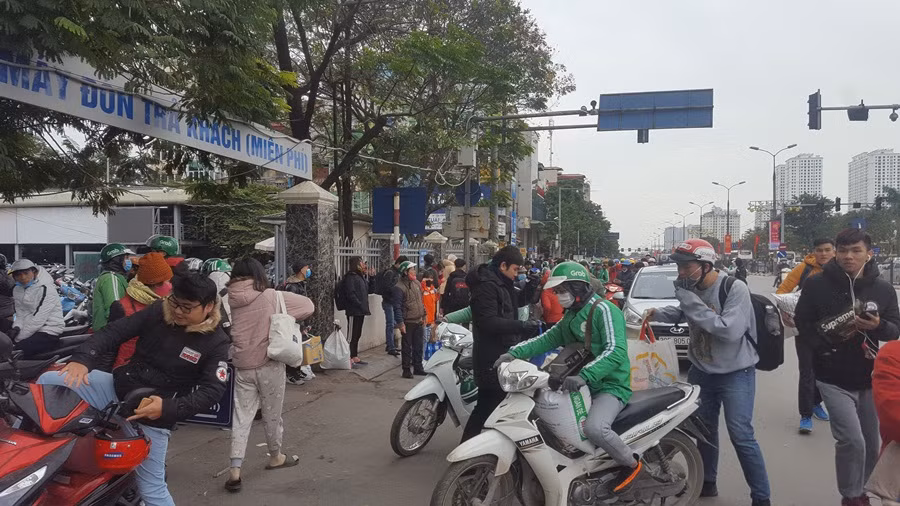 Hà Nội: Bến xe đông nghẹt người sau kỳ nghỉ Tết Dương lịch ảnh 6