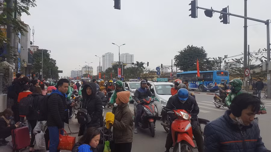 Hà Nội: Bến xe đông nghẹt người sau kỳ nghỉ Tết Dương lịch ảnh 7