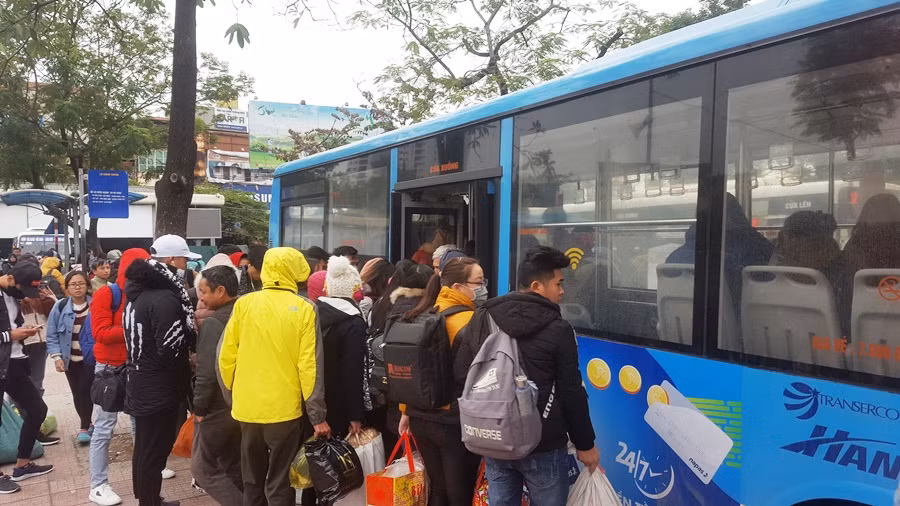 Hà Nội: Bến xe đông nghẹt người sau kỳ nghỉ Tết Dương lịch ảnh 5