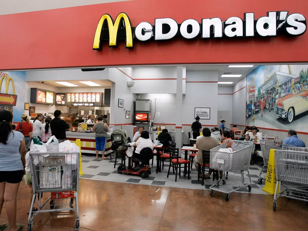 McDonald’s đóng hàng trăm cửa hàng nằm trong chuỗi siêu thị Walmart ảnh 1