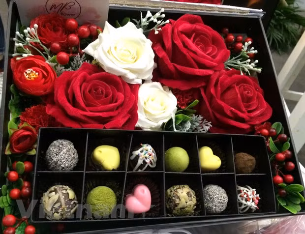 Sôi động thị trường hoa tươi và quà tặng cho ngày Valentine ảnh 1