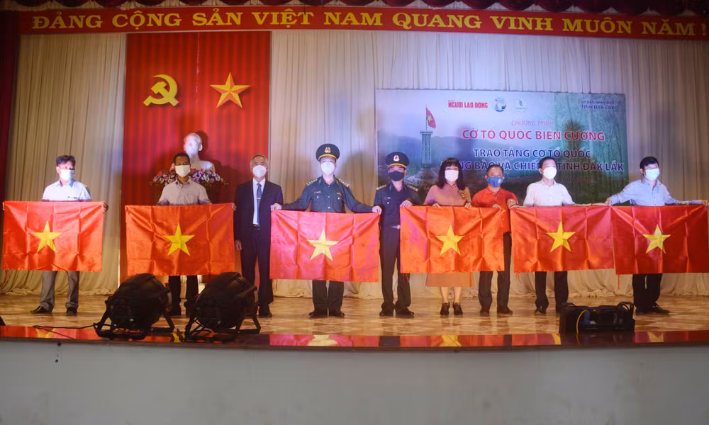 Đắk Lắk: Trao 10.000 cờ Tổ quốc cho chiến sỹ và nhân dân ở biên giới ảnh 1
