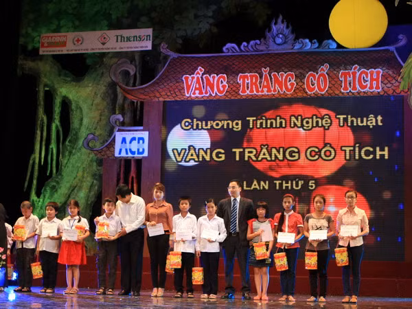 Trên 1,2 tỷ đồng quà tặng cho trẻ em nghèo dịp Tết ảnh 1