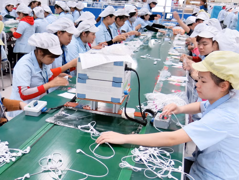 Lần đầu tiên Việt Nam đứng đầu thị trường gia công thế giới ảnh 1
