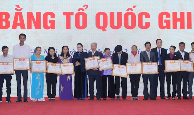 Trao bằng Tổ quốc ghi công cho hơn 670 thân nhân-gia đình liệt sỹ ảnh 1