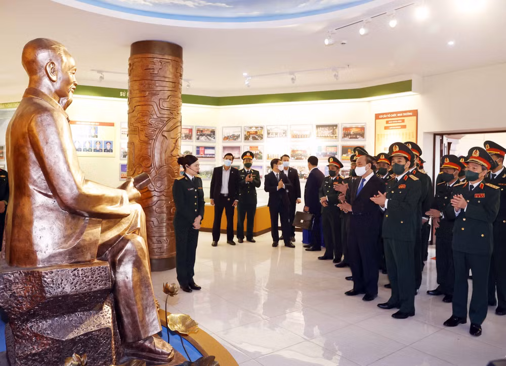 Chủ tịch nước thăm và làm việc tại Trường Sỹ quan Chính trị ảnh 1