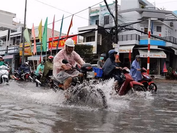 Cả nước có mưa dông, nguy cơ sạt lở đất tiếp tục xảy ra ở Bắc Bộ ảnh 1