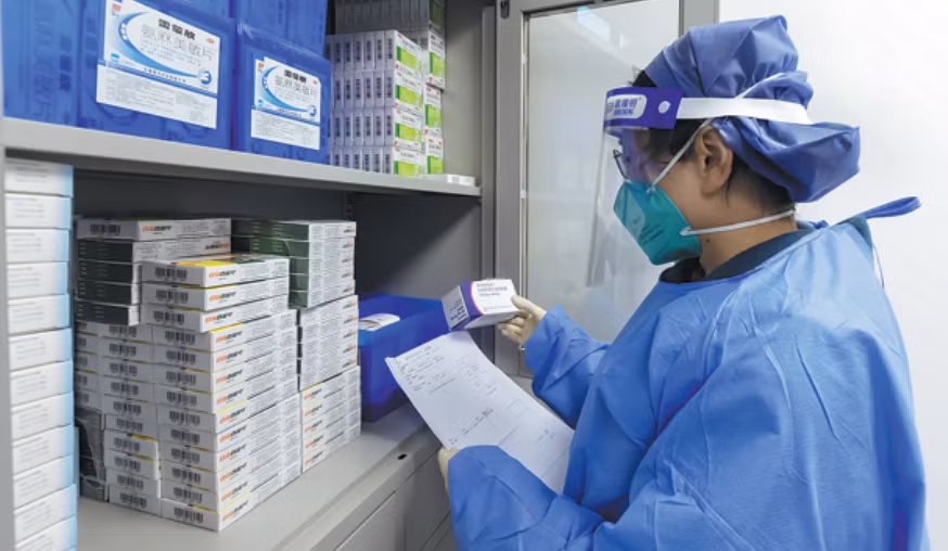 Trung Quốc cấp phép sử dụng 2 loại thuốc nội địa điều trị COVID-19 ảnh 1