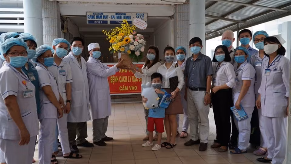 Bộ Y tế: Bé 6 tuổi mắc COVID-19 đã được công bố khỏi bệnh ảnh 1