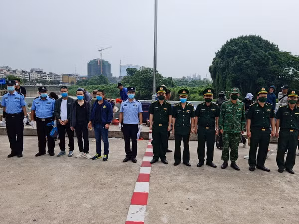 Bàn giao 3 đối tượng nhập cảnh trái phép cho Biên phòng Đông Hưng ảnh 1