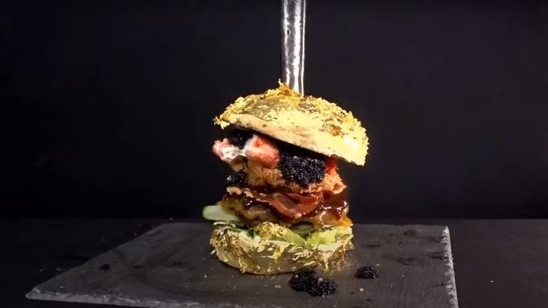 Kỳ lạ chiếc bánh burger đắt nhất thế giới có giá 6.000 USD ảnh 1