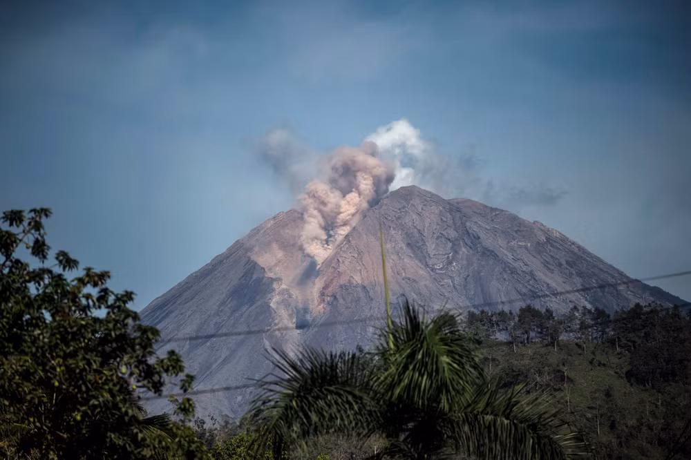 Núi lửa Semeru tại Indonesia phun trào cột tro bụi cao tới 2km ảnh 1