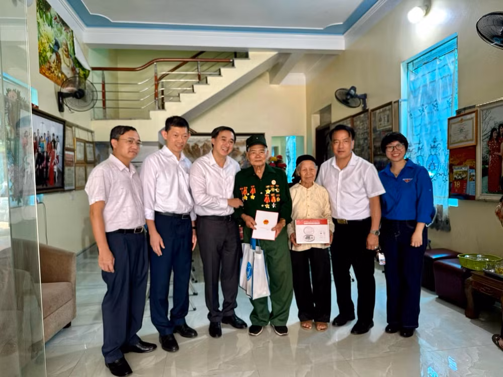 chinh sach.jpg