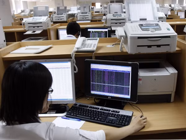 Bên bán ‘dừng tay,’ VN-Index lấy lại sắc xanh và tăng 18,79 điểm ảnh 1