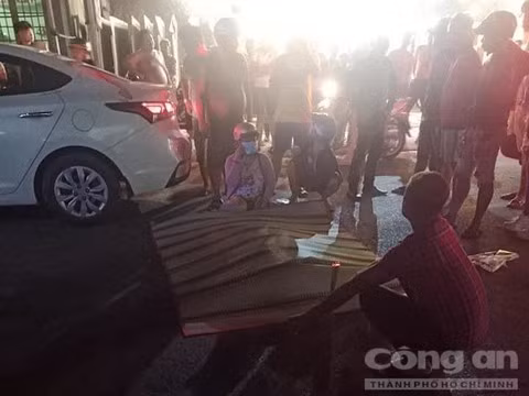 Điều tra vụ người đàn ông đâm chết bạn gái rồi lao vào ôtô tự sát ảnh 1