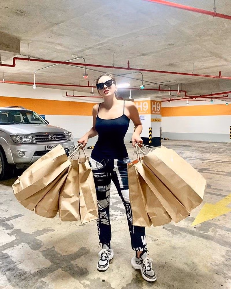 Dàn mỹ nhân Việt xua tan nắng Hè với thời trang xuống phố quyến rũ ảnh 10