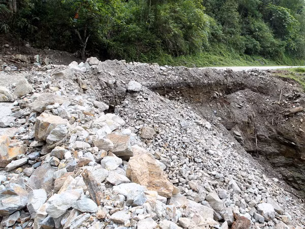 Nghệ An: Mưa lớn gây sạt lở đất đá, Quốc lộ 7 bị ách tắc cục bộ ảnh 1
