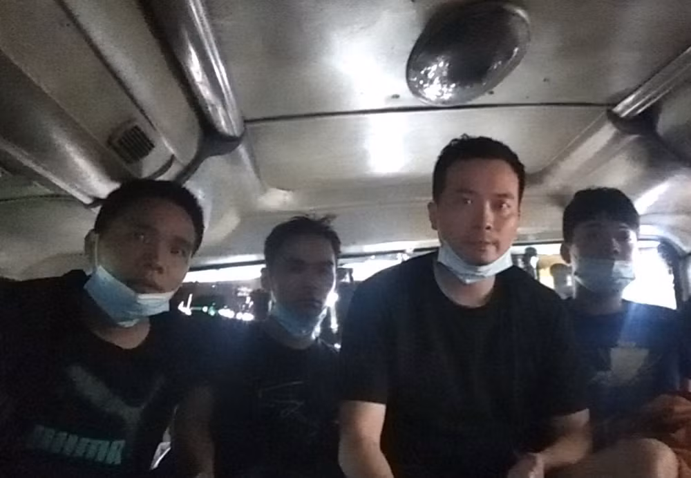 Phát hiện xe khách chở 5 người nước ngoài nhập cảnh trái phép ảnh 1