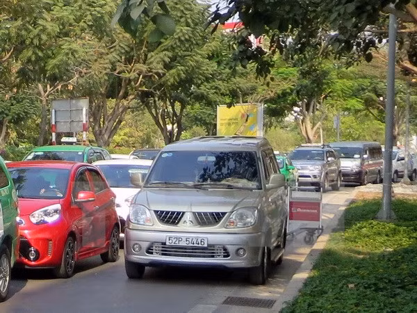 Bát nháo dịch vụ vận chuyển hành khách tại sân bay Tân Sơn Nhất ảnh 1