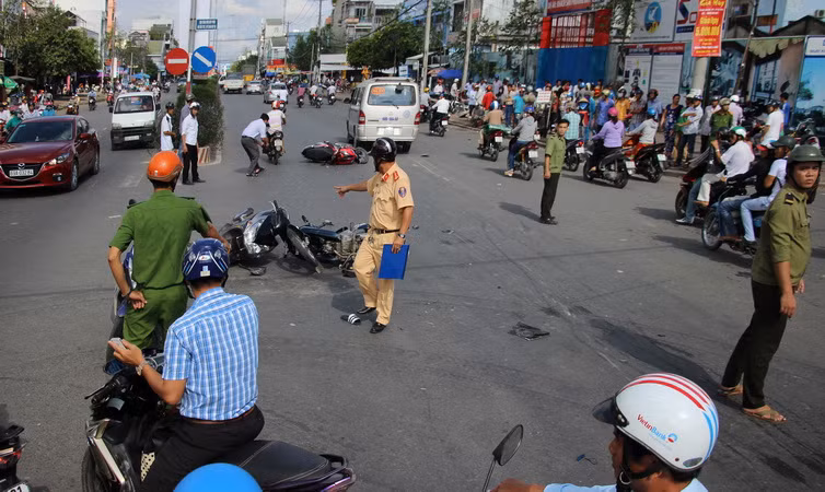 Xe khách vượt đèn đỏ gây tai nạn liên hoàn, lái xe bỏ trốn ảnh 1