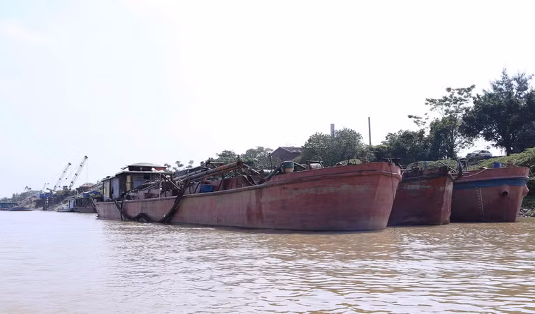 Bắt giữ 14 tàu khai thác, vận chuyển cát trái phép trên sông Hồng ảnh 1