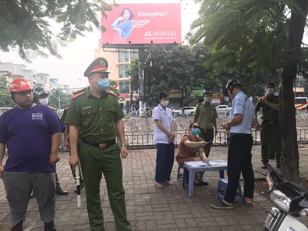 Chủ tịch Hà Nội: “Đi từng ngõ, gõ từng nhà” để phòng, chống COVID-19 ảnh 1