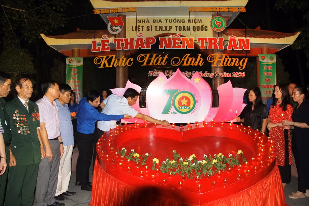 Thắp nến tri ân liệt sỹ Thanh niên xung phong tại Ngã ba Đồng Lộc ảnh 1