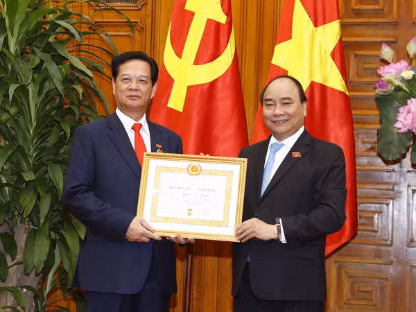 Trao tặng Huy hiệu Đảng cho các đồng chí lãnh đạo, nguyên lãnh đạo ảnh 1