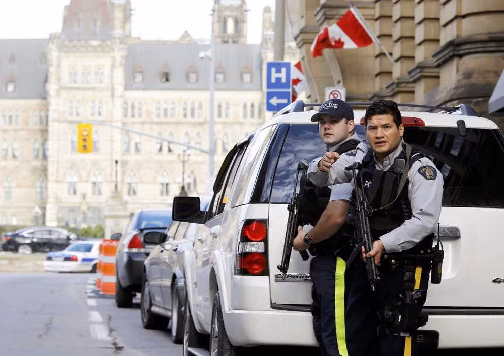 Canada tiêu diệt được kẻ xả súng vào văn phòng thủ tướng ảnh 1