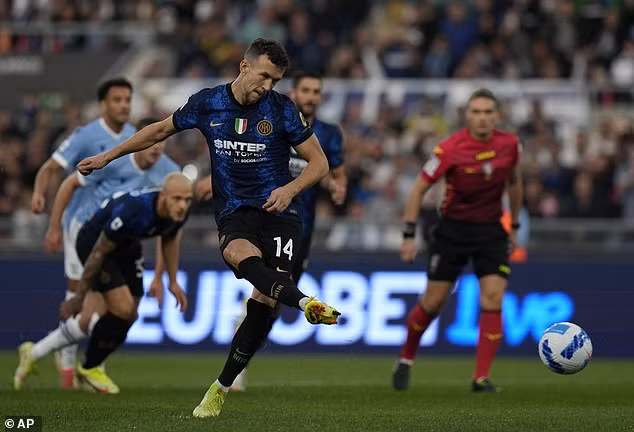 AC Milan lên đỉnh Serie A sau màn ngược dòng ngoạn mục, Inter thảm bại ảnh 2