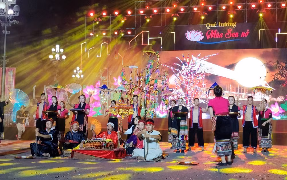 Khai mạc Lễ hội đường phố 'Quê hương mùa sen nở' tại Nghệ An ảnh 1