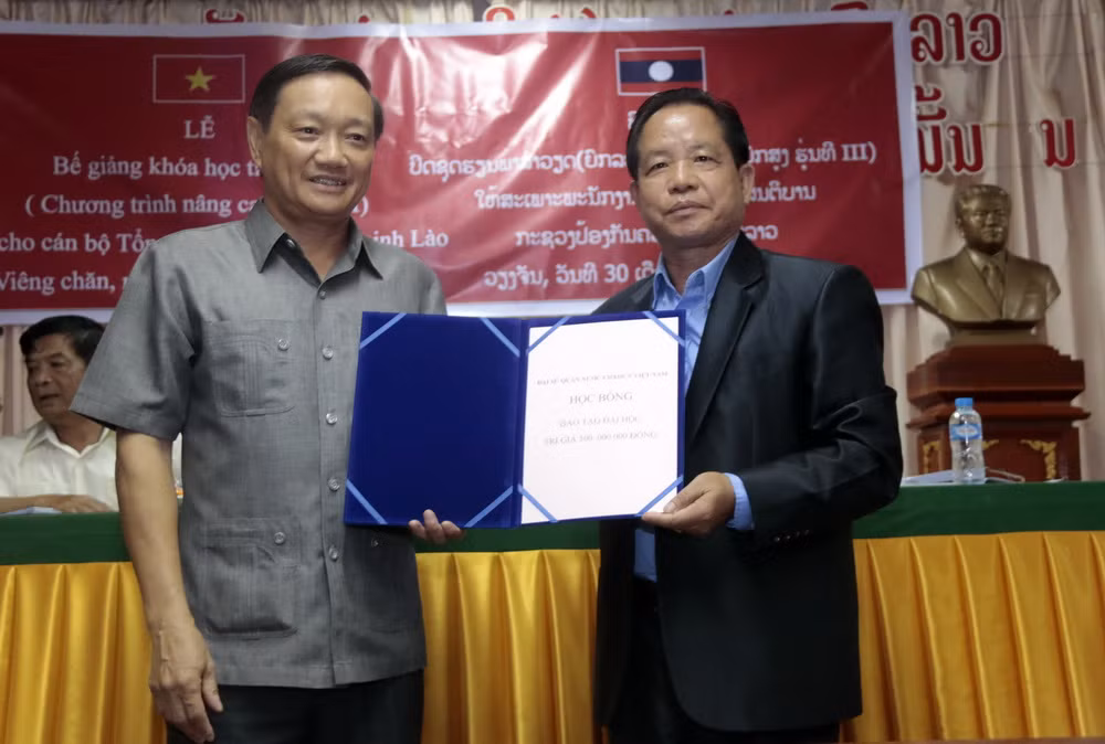 Bế giảng lớp học tiếng Việt cho cán bộ, chiến sỹ Bộ Công an Lào ảnh 1