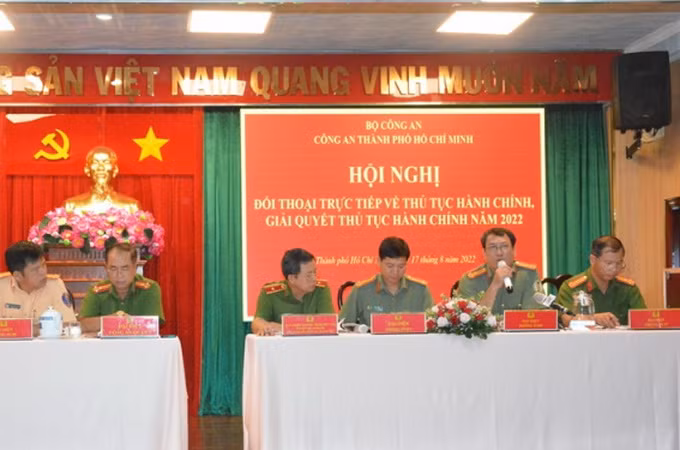 Công an TP.HCM giải đáp trực tiếp cho người dân về thủ tục hành chính ảnh 1