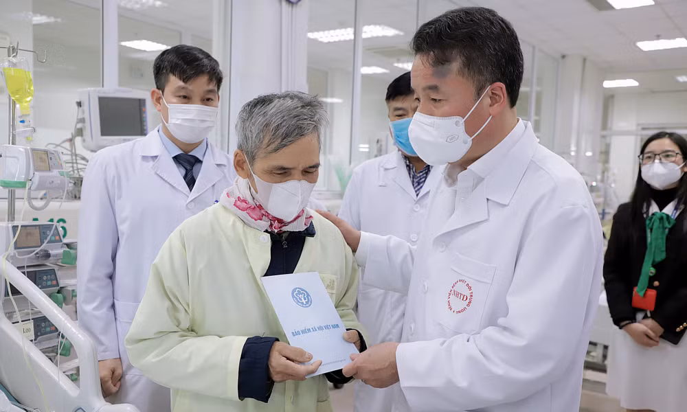 Tổng Giám đốc Nguyễn Thế Mạnh tặng quà cho người nhà bệnh nhân có hoàn cảnh đặc biệt khó khăn tại Bệnh viện Nhiệt đới Trung ương.jpg