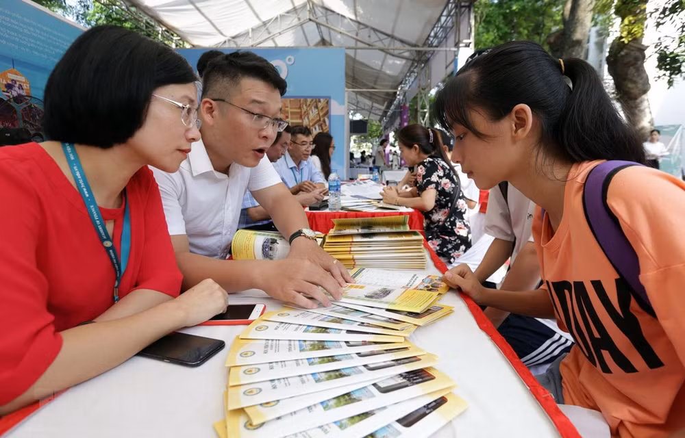Thí sinh phải đóng lệ phí xét tuyển đại học hai lần, Bộ GD-ĐT nói gì? ảnh 2