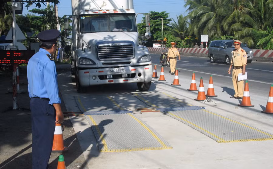 Thủ tướng yêu cầu xử lý nghiêm các xe chở hàng quá tải trọng ảnh 1