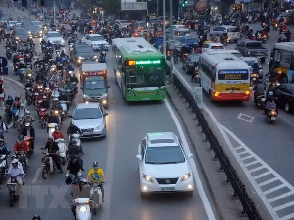 Hà Nội xén dải phân cách nhiều tuyến phố để giảm ùn tắc giao thông ảnh 1