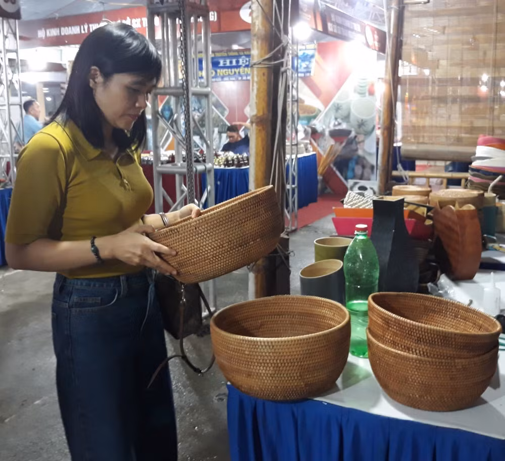 vna_potal_ha_noi_khai_mac_trien_lam_cac_san_pham_mau_thiet_ke_hang_thu_cong_my_nghe_moi_sang_tao_nam_2022_6372618.jpg