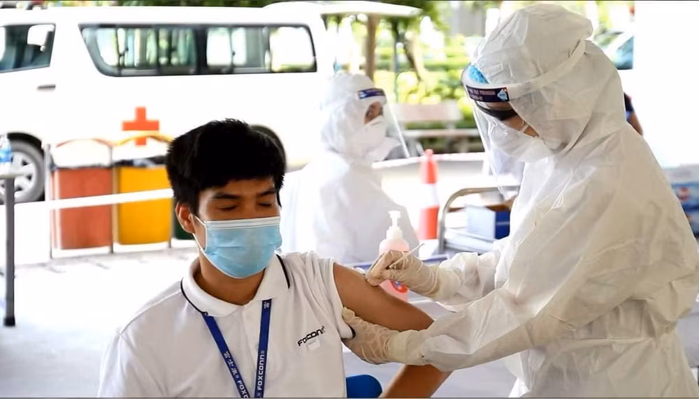 Triển khai tiêm vaccine cho công nhân Khu công nghiệp Đình Trám ảnh 1