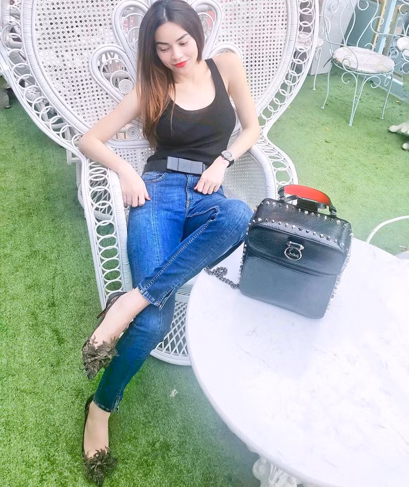 Dàn mỹ nhân Việt “tiễn hè” với loạt trang phục có màu sắc chói chang ảnh 9