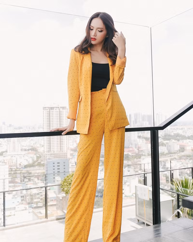 Dàn mỹ nhân Việt “tiễn hè” với loạt trang phục có màu sắc chói chang ảnh 3