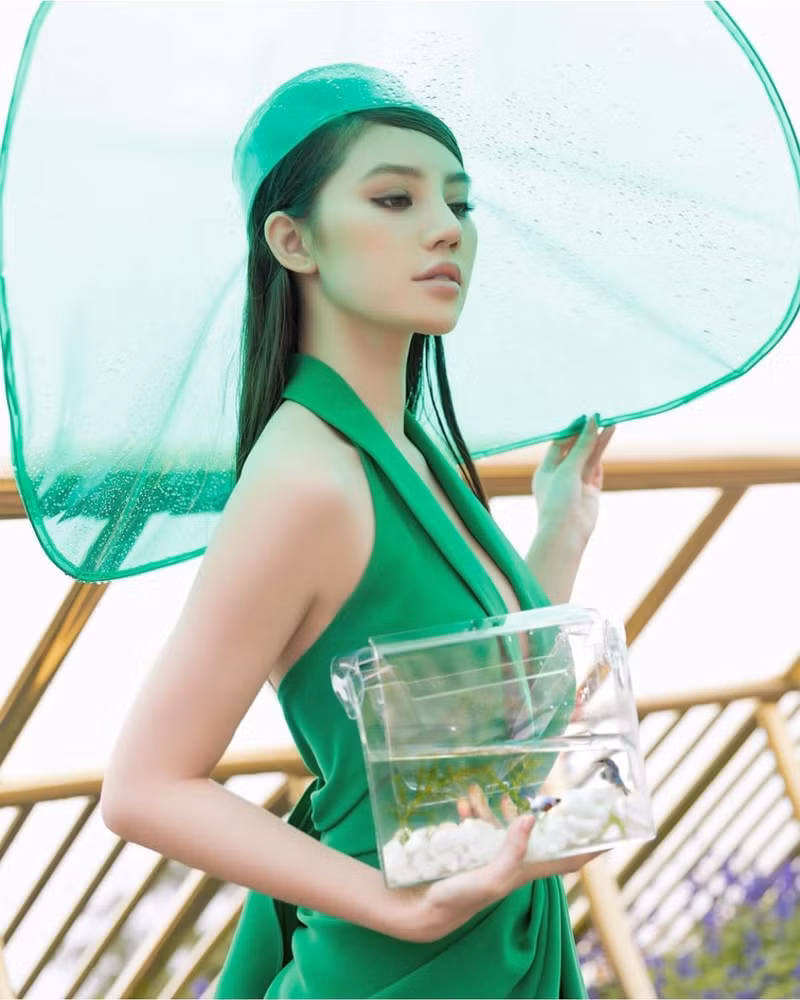 Phụ kiện trong suốt - Bảo bối hoàn hảo cho những ngày mưa bão ảnh 17
