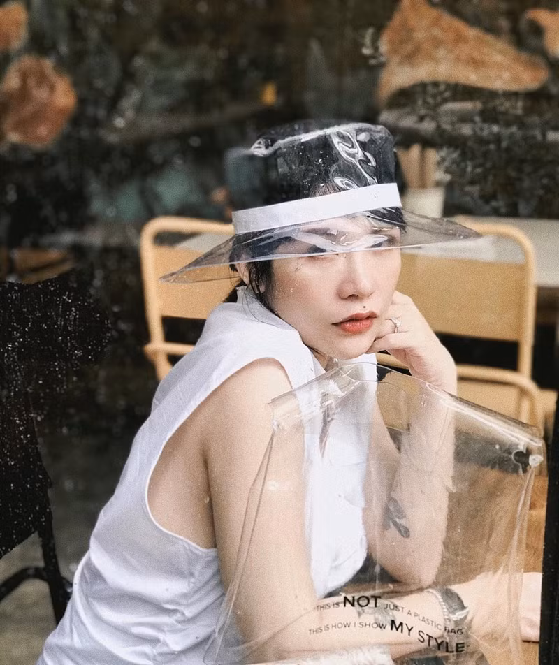 Phụ kiện trong suốt - Bảo bối hoàn hảo cho những ngày mưa bão ảnh 7