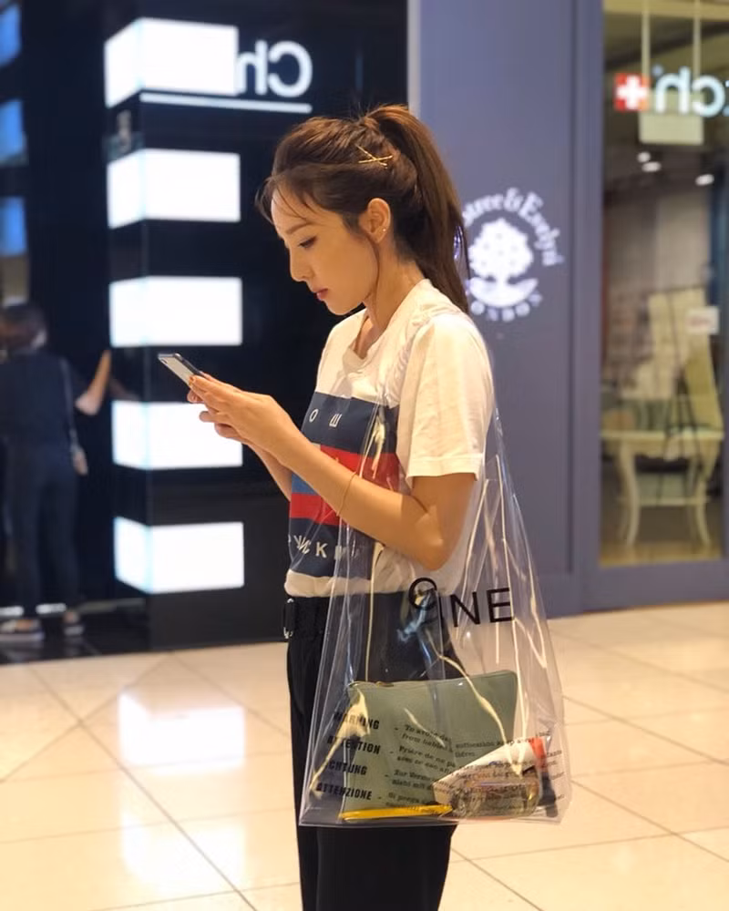 Phụ kiện trong suốt - Bảo bối hoàn hảo cho những ngày mưa bão ảnh 15