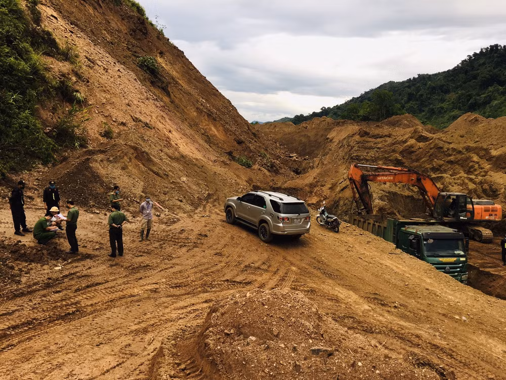 Hà Giang: Bắt quả tang hoạt động khai thác khoáng sản trái phép ảnh 1