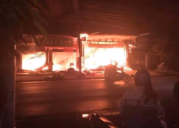 Cháy lớn tại cửa hàng nội thất thiêu rụi 4 gian hàng cùng 2 ôtô ảnh 1